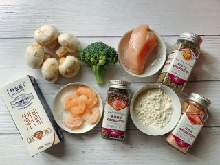 1、奶油蘑菇浓汤,主要食材如图所示示意，牛奶、西兰花、白蘑菇、虾仁、鸡胸肉、面粉、黑胡椒、胡萝卜丁等