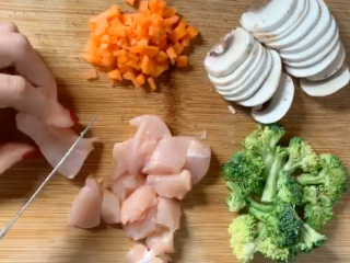 2、奶油蘑菇浓汤,白蘑菇、西兰花、鸡胸等切成小块；