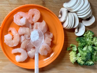 3、奶油蘑菇浓汤,虾仁加适量盐