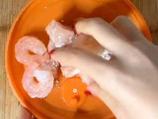 6、奶油蘑菇浓汤,然后抓匀