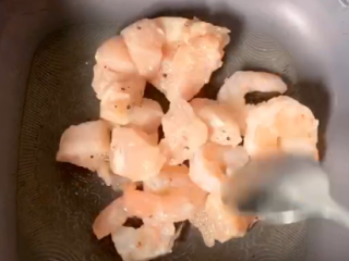 8、奶油蘑菇浓汤,所有食材下锅煸炒