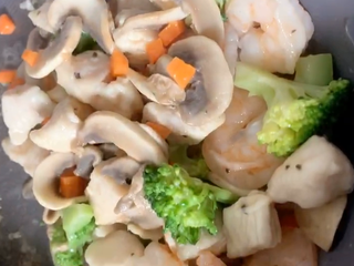 9、奶油蘑菇浓汤,成熟后出锅备用