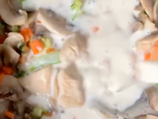 14、奶油蘑菇浓汤,同时加入一盒牛奶