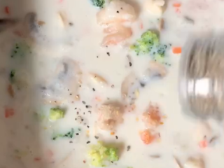 15、奶油蘑菇浓汤,小火煮至沸腾，加黑胡椒，盐调味。