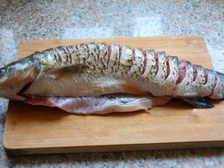 1、香辣烤鱼,草鱼收拾干净，鱼身片片。（这个步骤可以交给卖鱼的）