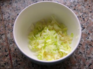 12、香辣烤鱼,大蒜剥皮打成蒜蓉。