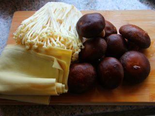 9、香辣烤鱼,在烤鱼的过程中，把千张、金针菇、杏鲍菇洗干净。