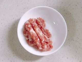 1、鸡蛋豆腐羹,先准备材料。猪肉剁碎。