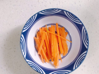 2、鸡蛋豆腐羹,胡萝卜切丝