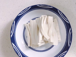 3、鸡蛋豆腐羹,豆腐也切丝。