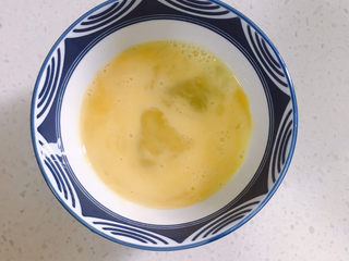 4、鸡蛋豆腐羹,一个鸡蛋打散。