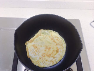 5、鸡蛋豆腐羹,先把鸡蛋液煎成鸡蛋饼。