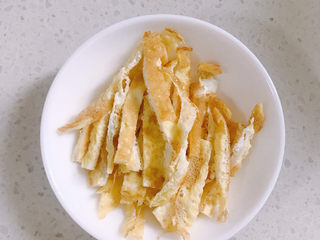 6、鸡蛋豆腐羹,捞出来后也切丝。