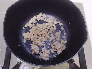 7、鸡蛋豆腐羹,下面来开始做。先把猪肉煎出油脂