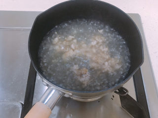 8、鸡蛋豆腐羹,加入适量的开水。