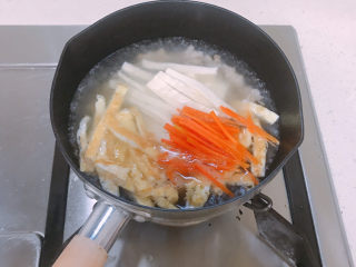 9、鸡蛋豆腐羹,然后把豆腐丝,胡萝卜丝,鸡蛋丝全加进去。加盖煮三四分钟。