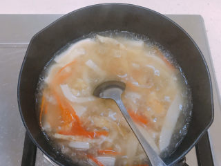 11、鸡蛋豆腐羹,在要起锅之前加入水淀粉,汤汁变得浓稠。