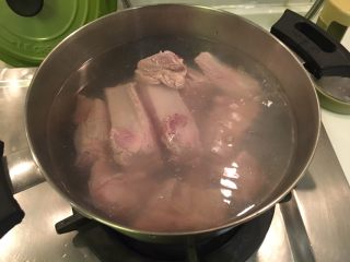 7、肉骨茶面线,烫洗猪肋排约5分钟