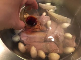 13、肉骨茶面线,老抽、酱油加进去烧开