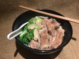 24、肉骨茶面线,发现没？胡椒味的肉骨茶汤颜色较淡！但味道可不淡哦！????