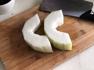 4、点翠清汤白玉丸➕木耳冬瓜丸子汤,冬瓜去皮去瓤洗净