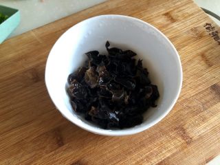 6、点翠清汤白玉丸➕木耳冬瓜丸子汤,泡发好的木耳,在流动水下揉搓洗净,撕成小块