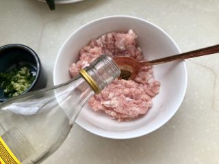 8、点翠清汤白玉丸➕木耳冬瓜丸子汤,肉末放入碗中,加入一勺料酒