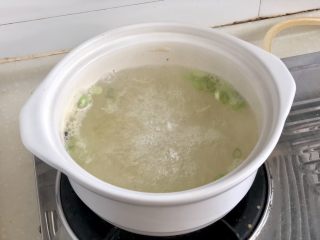 21、点翠清汤白玉丸➕木耳冬瓜丸子汤,加入一勺太太乐鲜鸡汁调味,大家也可以用鸡汤或猪骨汤味的浓汤宝,半块即可,搅拌化开。如果实在家里都没有,清水也可以????