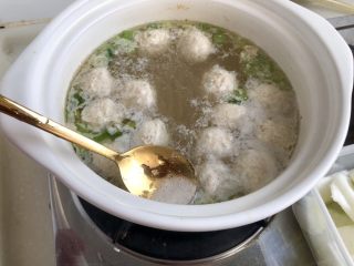 24、点翠清汤白玉丸➕木耳冬瓜丸子汤,用勺子撇去浮末
