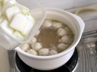 25、点翠清汤白玉丸➕木耳冬瓜丸子汤,转中火,下冬瓜片,煮开后转小火煮三分钟