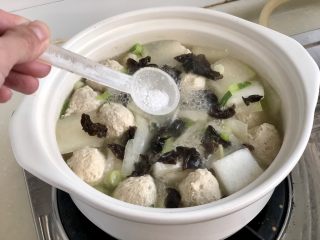 27、点翠清汤白玉丸➕木耳冬瓜丸子汤,尝下咸淡,根据个人口味加入少许食盐调味,喜欢胡椒粉的朋友也可以加少许白胡椒粉。