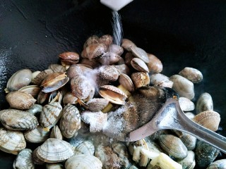 8、让你停不下来的爆炒花甲,加点盐