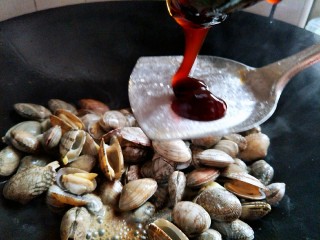 9、让你停不下来的爆炒花甲,适量的蚝油。