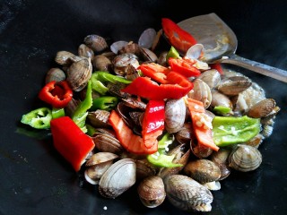 11、让你停不下来的爆炒花甲,放入青红椒块