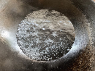 4、当归乌鸡汤,锅烧沸水。