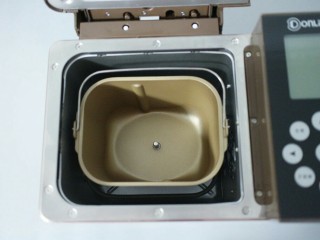 1、火龙果奶昔,先给做酸奶的机器消毒，用热开水烫一遍！