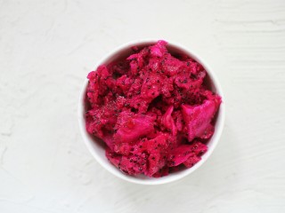 7、火龙果奶昔,接着将火龙果果肉取出备用