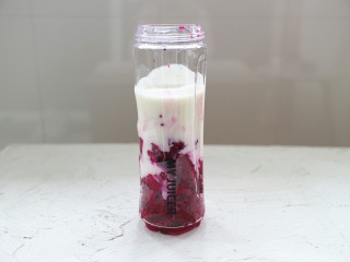 8、火龙果奶昔,将酸奶和火龙果一起放入料理机