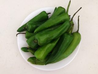 5、超级下饭菜  油焖尖椒,把小辣椒清洗干净，用厨房用纸吸去水份