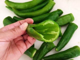 7、超级下饭菜  油焖尖椒,把辣椒底部切开2㎝，除去辣椒籽