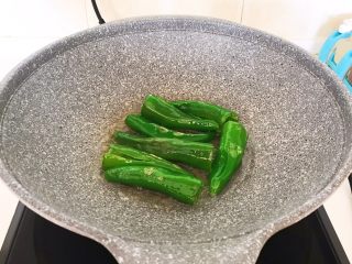 11、超级下饭菜  油焖尖椒,小辣椒变色就翻面