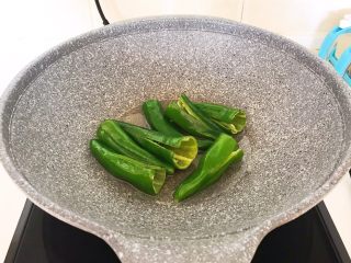 10、超级下饭菜  油焖尖椒,油温5分热的时候加入小辣椒，全程小火煎制