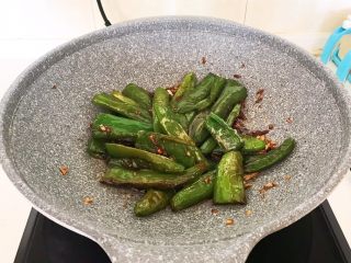 22、超级下饭菜  油焖尖椒,翻炒均匀，烧2分钟