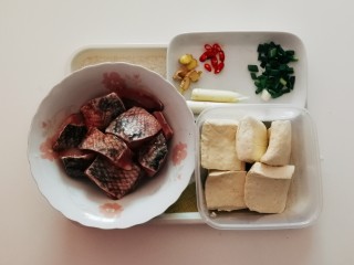 1、黑鱼豆腐汤,食材准备好