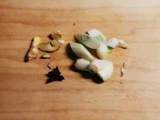 2、黑鱼豆腐汤,姜切片 葱切段