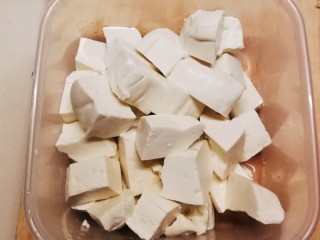 3、黑鱼豆腐汤,豆腐切块