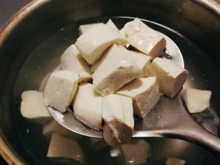 4、黑鱼豆腐汤,放入开水中煮2分钟 捞出备用