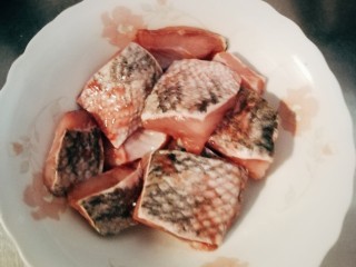 5、黑鱼豆腐汤,黑鱼块控干水分