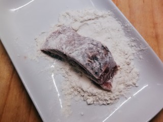 6、黑鱼豆腐汤,蘸上薄薄一层面粉