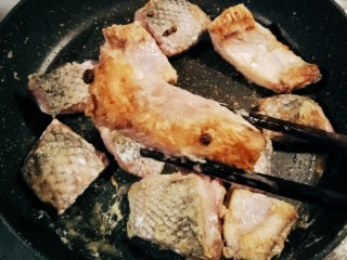 7、黑鱼豆腐汤,起油锅 放入2汤匙食用油 煎至两面金黄